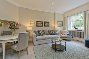 Interior - Studio Flat With Garden Access, Holland Park (London)
