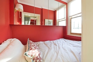Apartment (2 Bedrooms) | Interior - Studio Flat With Garden Access, Holland Park (London)