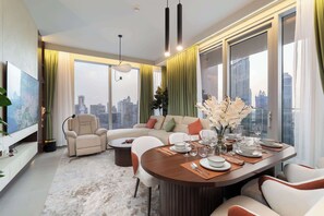 Dining - Free housekeeping visits during your stay - StayShort - 2 BR in Downtown Sleeps 4 with Beautiful Views (Downtown)