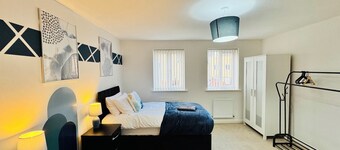 *4bedroomhouse/Sleeps8/FreeParking/ContractorsDiscounts/WiFi*