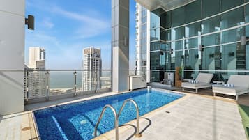 2 outdoor pools