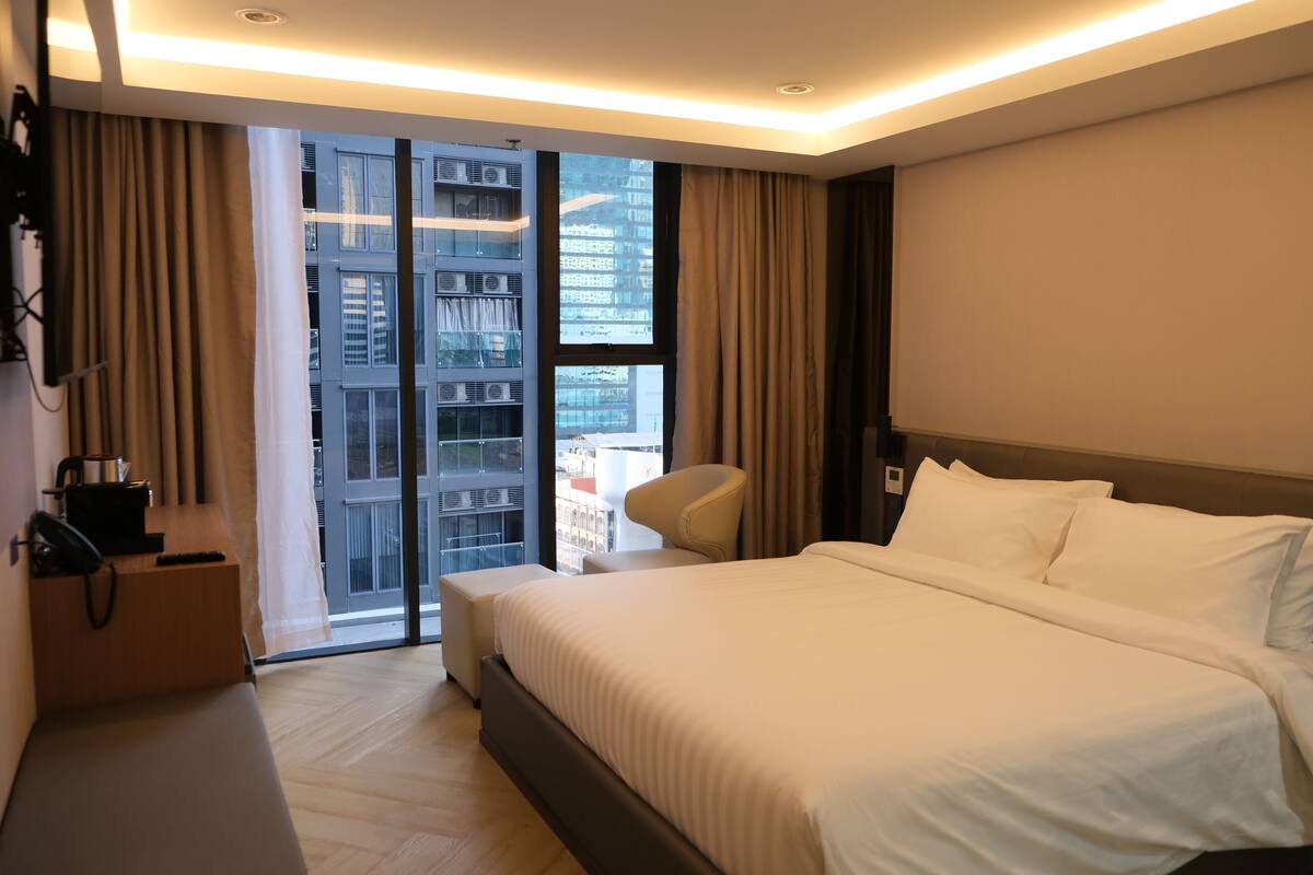 Horizon Style Deluxe King Room | 客房内保险箱、办公桌、笔记本电脑工作区、遮光窗帘