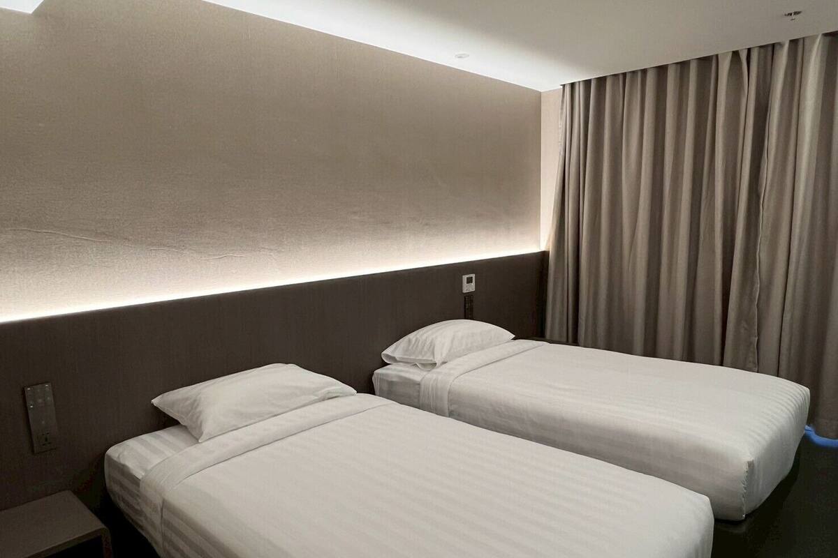 Metro Style Standard Twin Room | 客房内保险箱、办公桌、笔记本电脑工作区、遮光窗帘