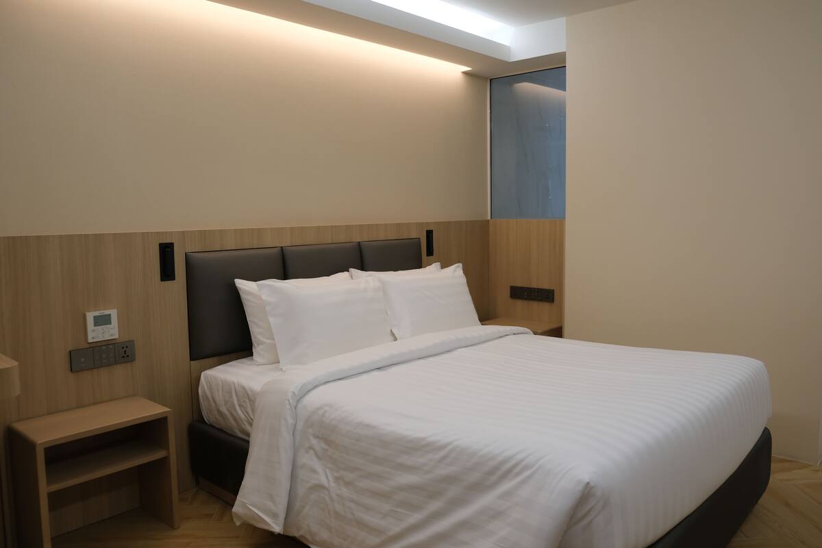 Vista Style Standard Double Room | 客房内保险箱、办公桌、笔记本电脑工作区、遮光窗帘