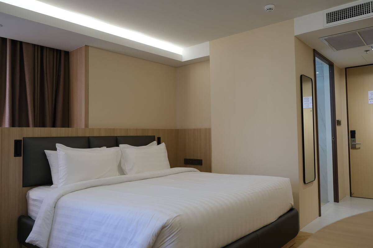 Vista Style Premier King Room | 客房内保险箱、办公桌、笔记本电脑工作区、遮光窗帘