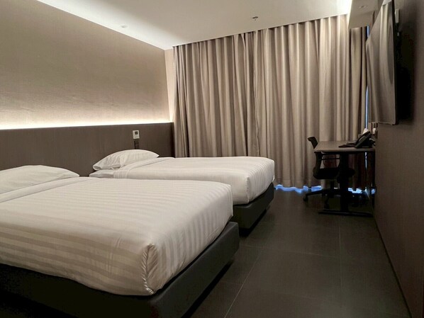 Standard Twin Room, City View | In-room safe, desk, laptop workspace, blackout drapes - Bangkok City Rama 9 Hotel (Dindaeng)