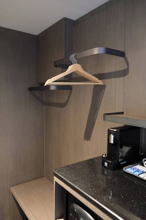 In-room safe, desk, laptop workspace, blackout drapes - Bangkok City Rama 9 Hotel (Dindaeng)