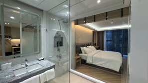 Vista Style Deluxe King Room | Bathroom | Free toiletries, hair dryer, bidet, towels