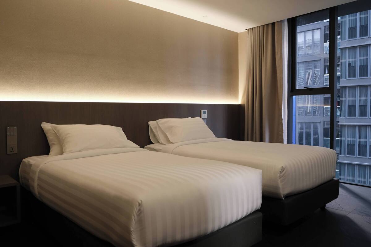 Metro Style Deluxe Twin Room | 客房内保险箱、办公桌、笔记本电脑工作区、遮光窗帘