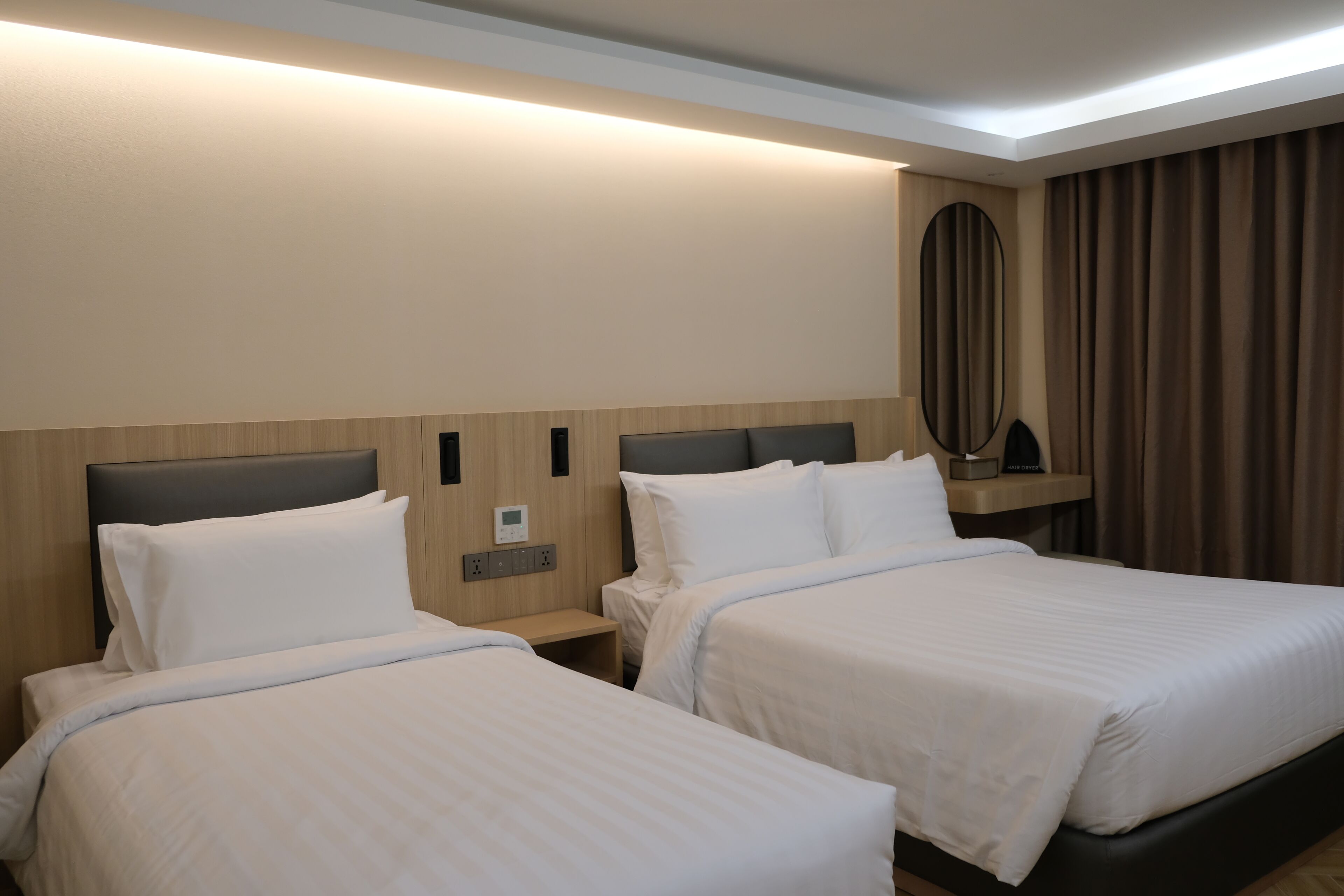 Vista Style Standard Family Room | Caja de seguridad en la habitación y escritorio 