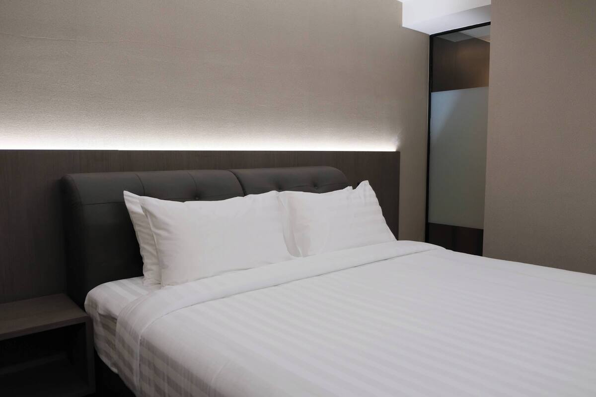 Metro Style Standard King Room | 客房内保险箱、办公桌、笔记本电脑工作区、遮光窗帘