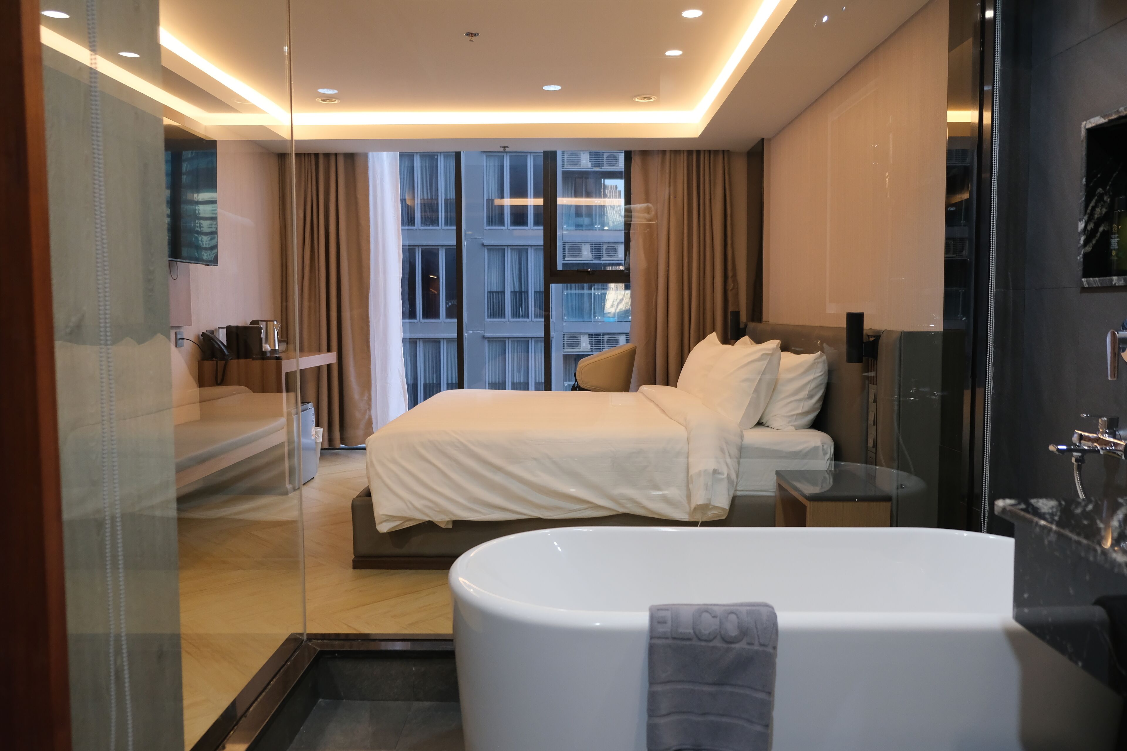 Quarto casal luxo, 1 cama King, para não fumantes, vista para a cidade | Cofres nos quartos, escrivaninha, espaço de trabalho para notebook