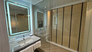 Vista Style Deluxe King Room | Bathroom | Free toiletries, hair dryer, bidet, towels