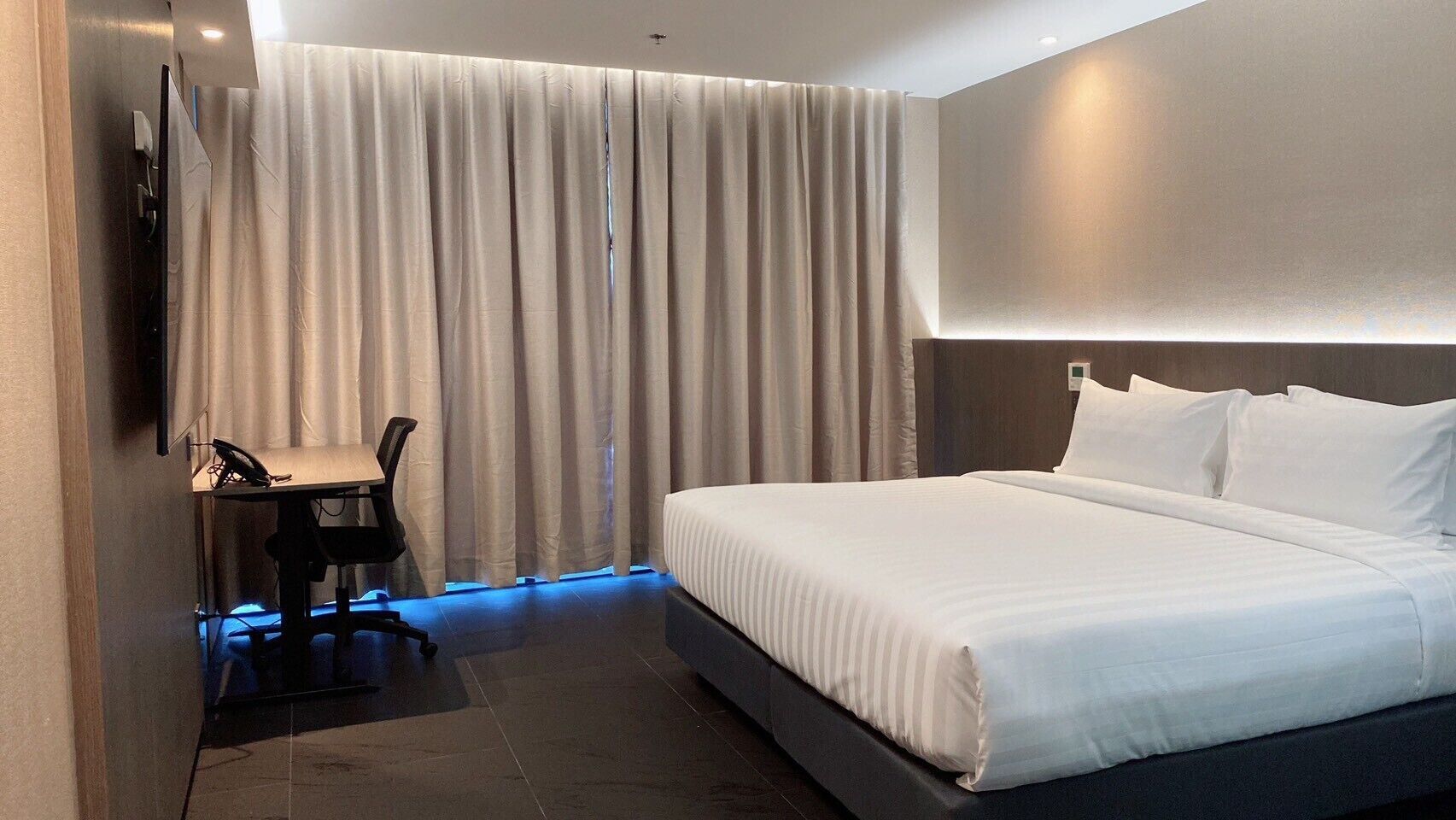 デラックス ダブルルーム シティビュー | セーフティボックス (室内)、デスク、ノートパソコン用作業スペース、遮光カーテン