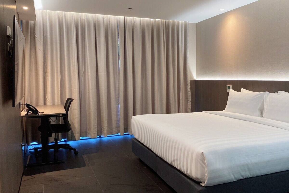 Metro Style Deluxe King Room | 客房内保险箱、办公桌、笔记本电脑工作区、遮光窗帘