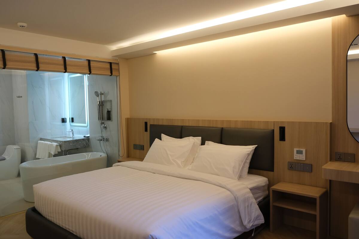 Vista Style Deluxe King Room with Bathtub | 客房内保险箱、办公桌、笔记本电脑工作区、遮光窗帘