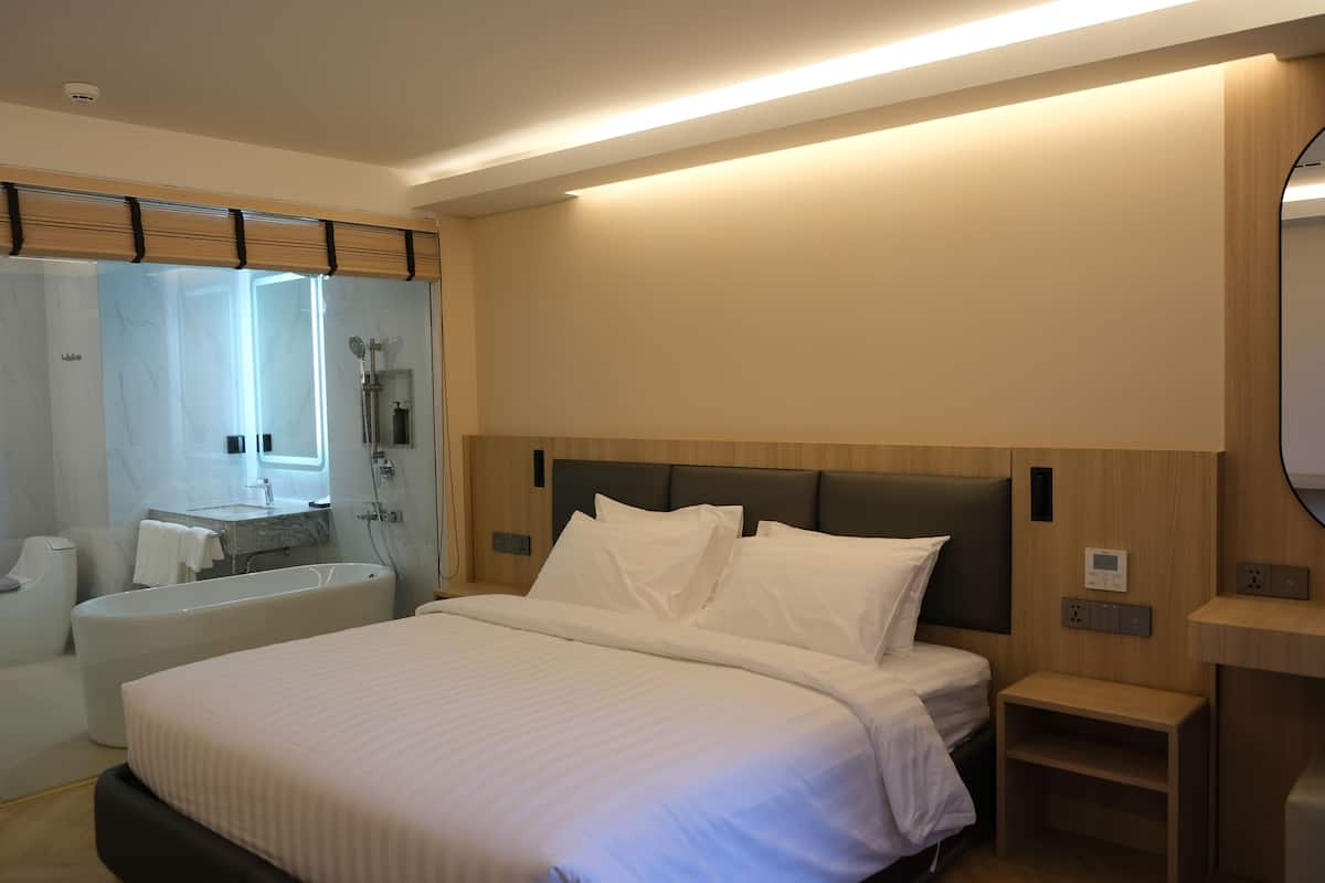 Vista Style Deluxe King Room with Bathtub | Coffres-forts dans les chambres, bureau