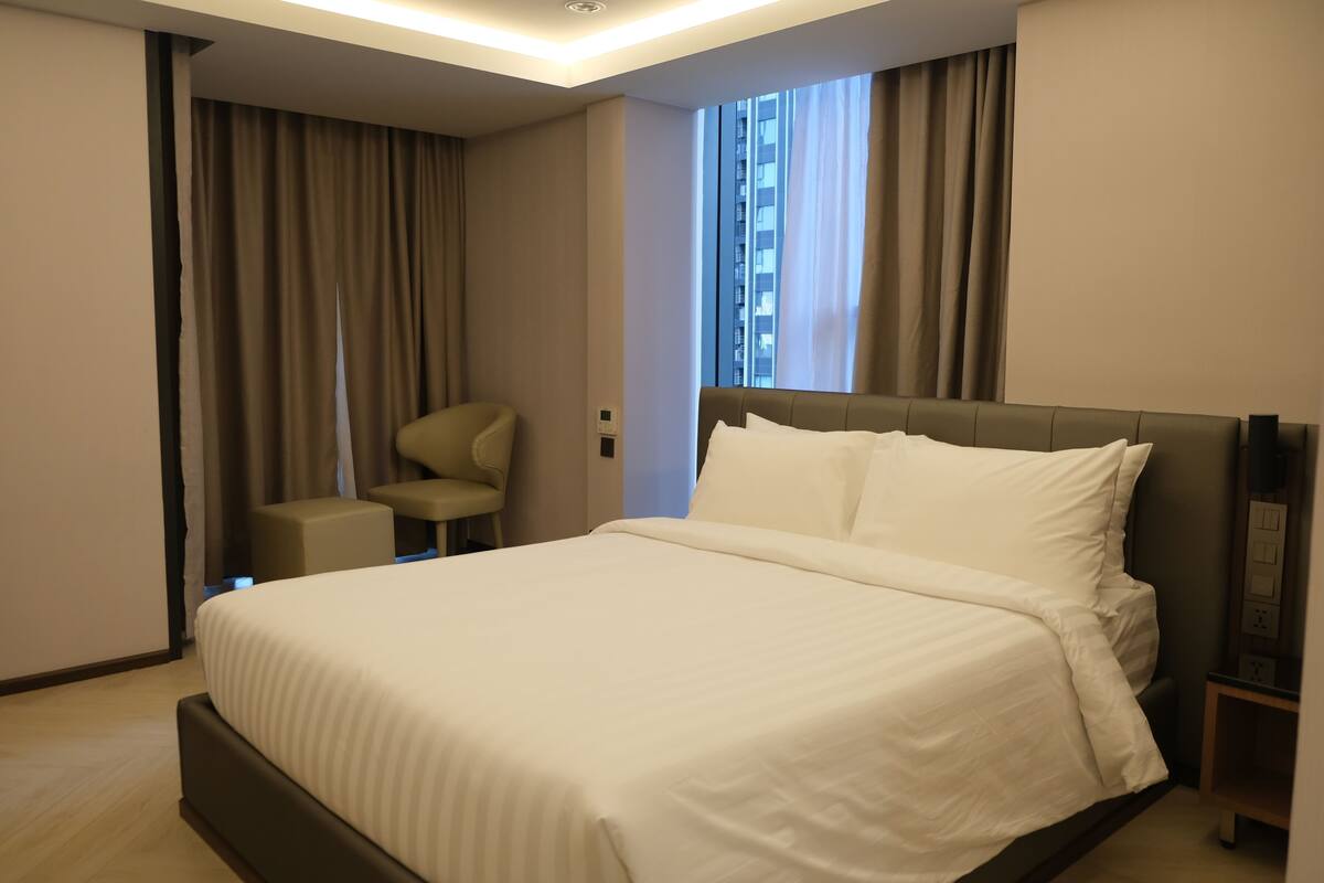 Horizon Style Standard Double Room | 客房内保险箱、办公桌、笔记本电脑工作区、遮光窗帘
