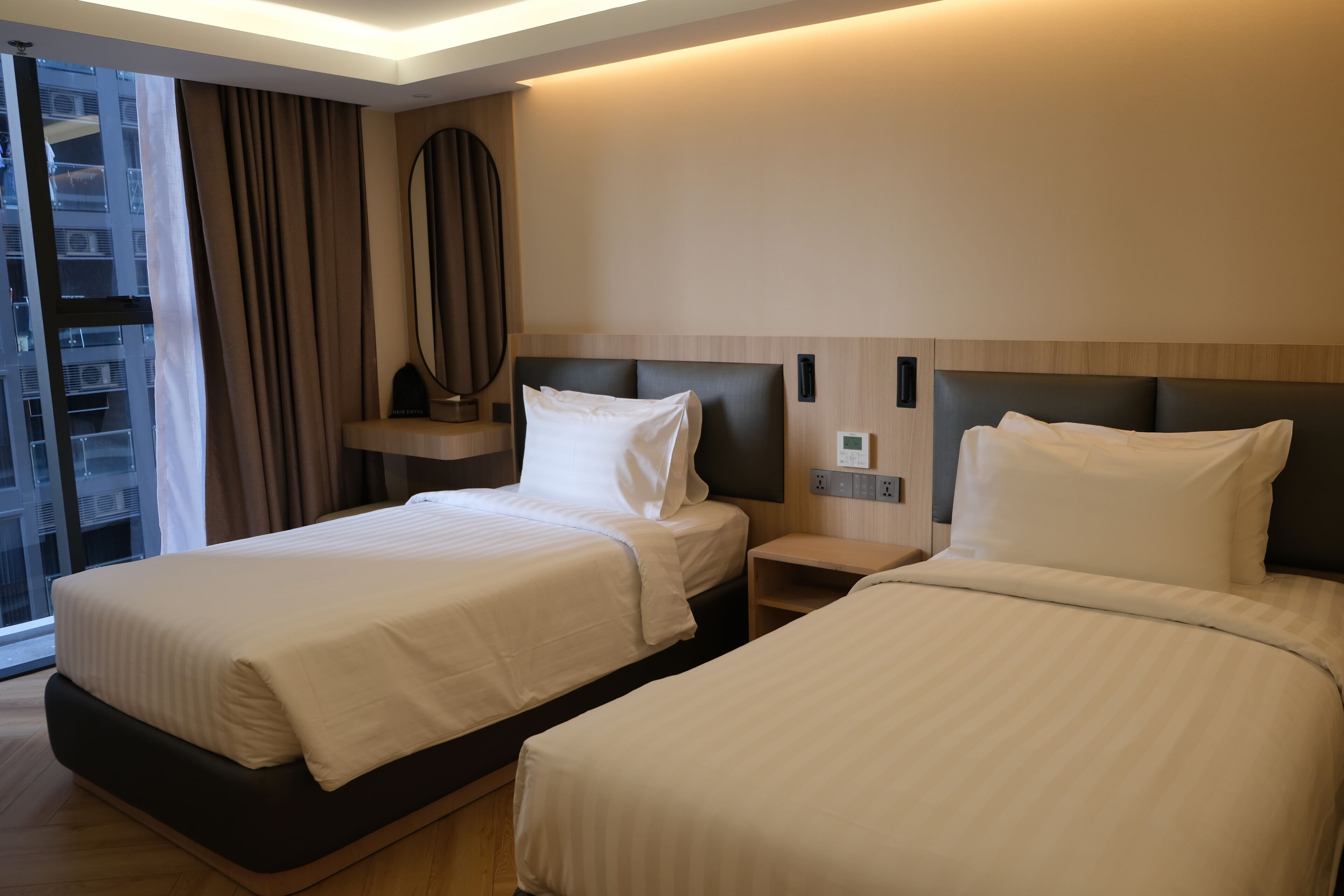 Vista Style Deluxe Twin Room | Caja de seguridad en la habitación y escritorio 