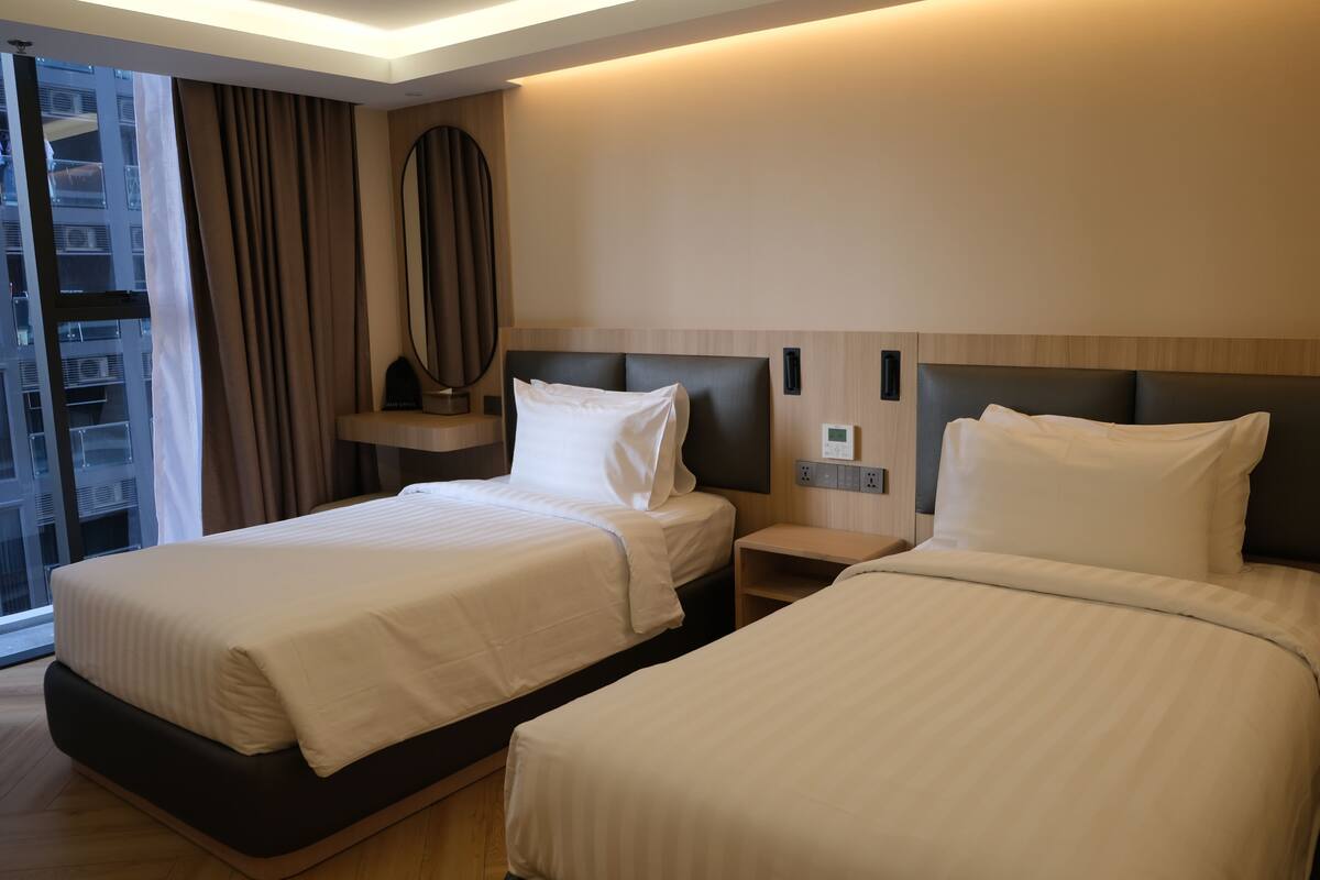 Vista Style Deluxe Twin Room | 客房内保险箱、办公桌、笔记本电脑工作区、遮光窗帘