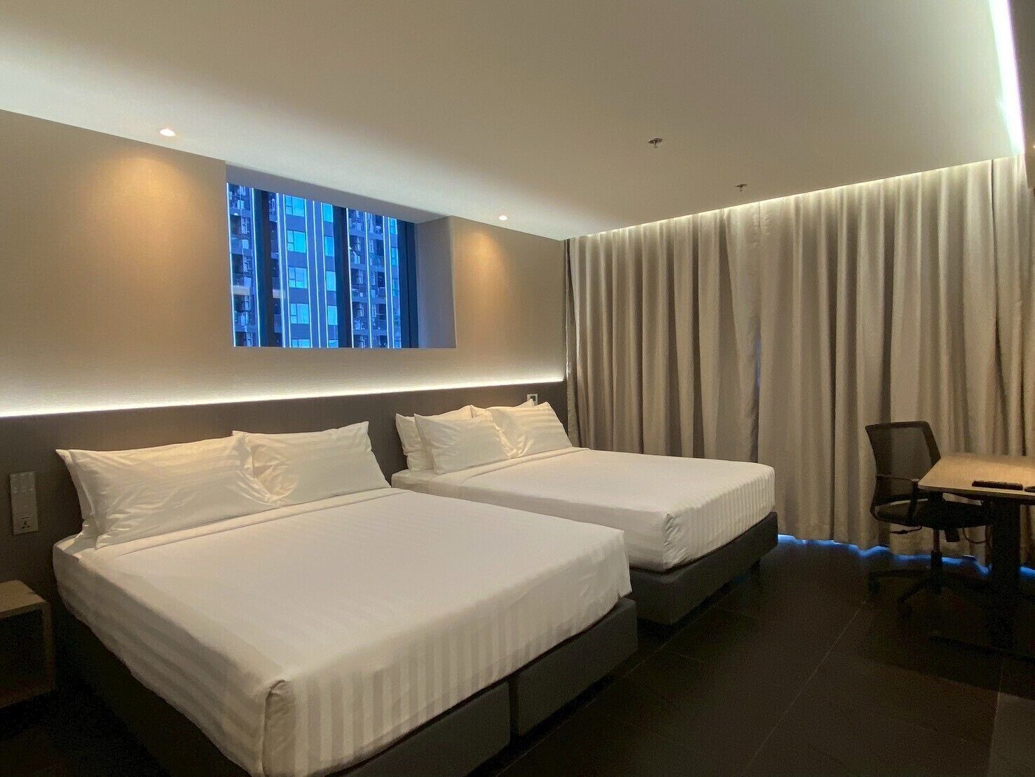 ファミリー 4 人部屋 シティビュー | セーフティボックス (室内)、デスク、ノートパソコン用作業スペース、遮光カーテン