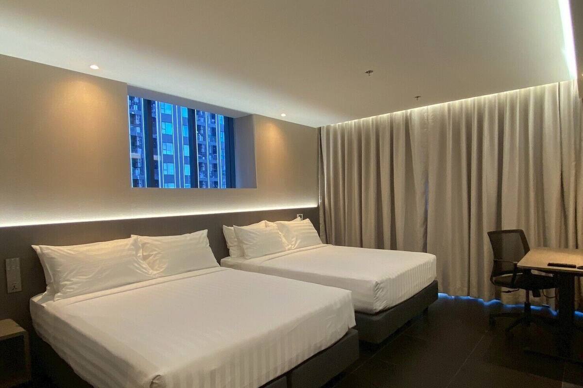 Metro Style Deluxe Family Room | 客房内保险箱、办公桌、笔记本电脑工作区、遮光窗帘