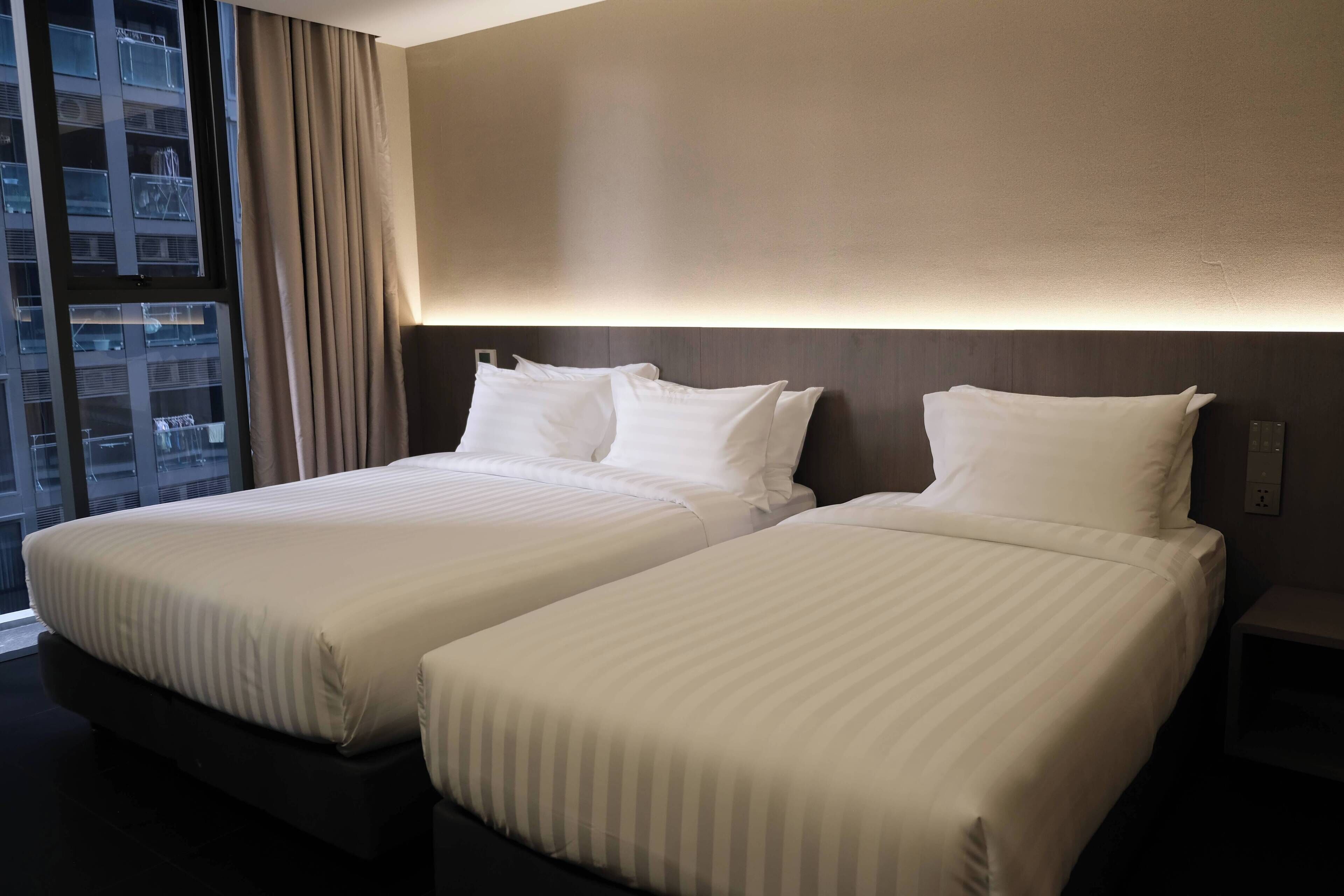 ファミリー トリプルルーム シティビュー | セーフティボックス (室内)、デスク、ノートパソコン用作業スペース、遮光カーテン