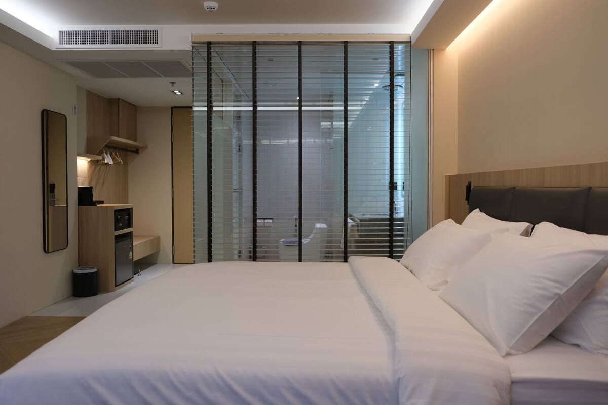Vista Style Deluxe King Room | 客房内保险箱、办公桌、笔记本电脑工作区、遮光窗帘