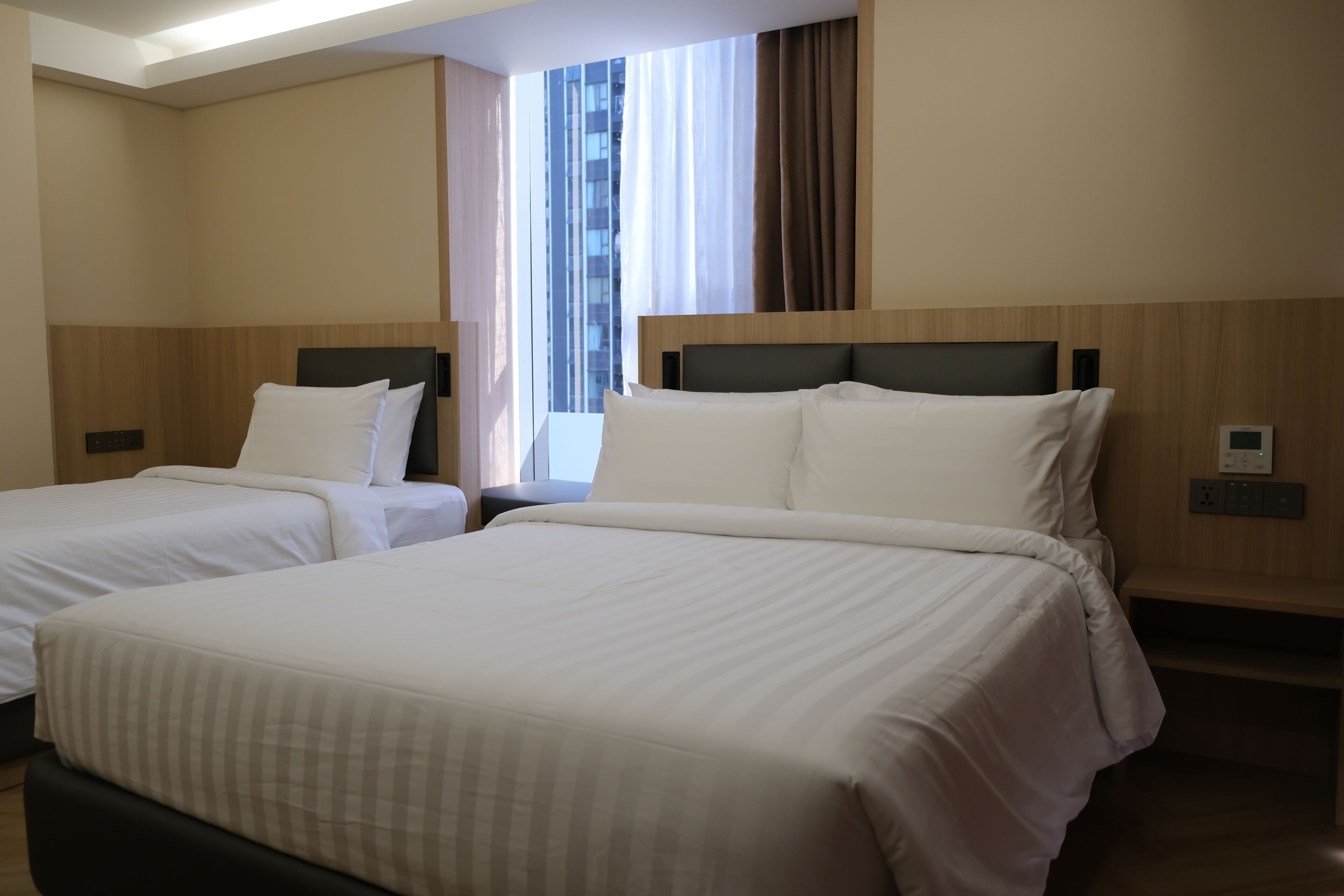 Vista Style Superior Family Room | Caja de seguridad en la habitación y escritorio 