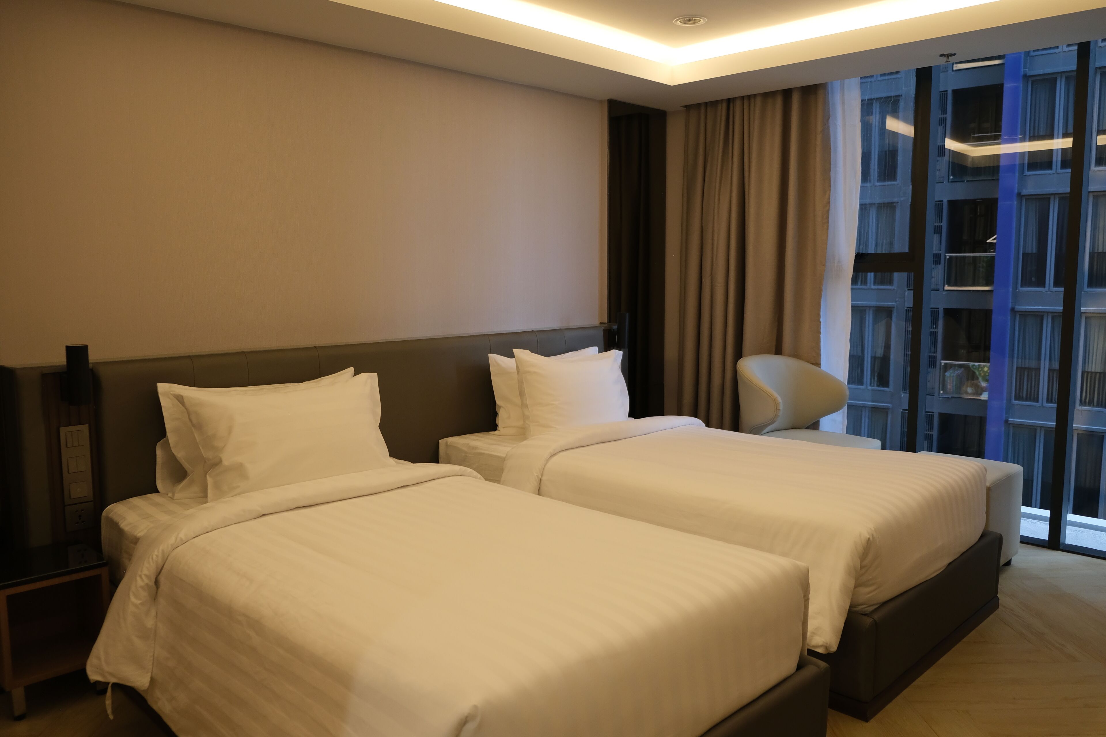 Deluxe Twin Room, 2 Single Beds, Non Smoking, City View | In-room safe, desk, laptop workspace, blackout curtains