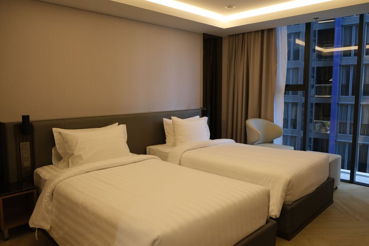 Horizon Style Deluxe Twin Room | 客房内保险箱、办公桌、笔记本电脑工作区、遮光窗帘