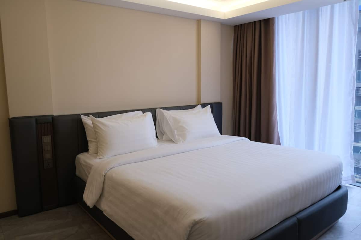 Horizon Style Superior King Room | 客房内保险箱、办公桌、笔记本电脑工作区、遮光窗帘