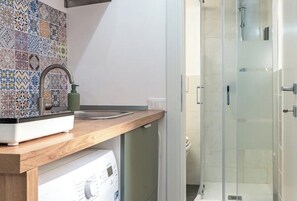 Shower, hair dryer, towels, soap - City Comfort Apartment 20 minutes from the Colosseum (Roma)