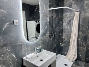 Dusche, kostenlose Toilettenartikel, Haartrockner, Bademäntel
