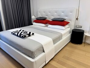 2 makuuhuonetta, työpöytä, silitysrauta/-lauta, ilmainen Wi-Fi