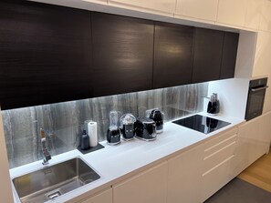 Kühlschrank, Geschirrspüler, Wasserkocher, Toaster