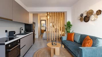 Apartamento superior, varanda, vista para o mar | Cofres nos quartos, cortinas blackout, quartos à prova de som