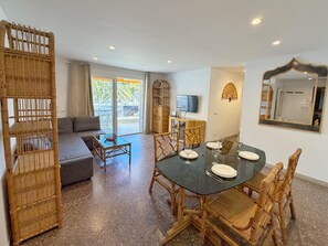 TV - Apartment with Terrace in Salou, WiFi & Parking (Salou)