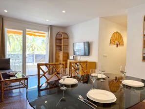 Dining - Apartment with Terrace in Salou, WiFi & Parking (Salou)