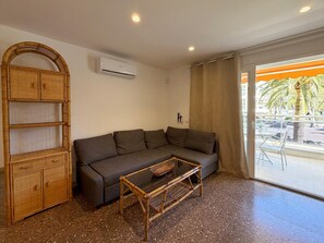 TV - Apartment with Terrace in Salou, WiFi & Parking (Salou)