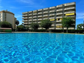 Pool - Apartment with Terrace in Salou, WiFi & Parking (Salou)