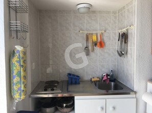 Fridge, microwave, stovetop, coffee/tea maker - Cozy studio downtown near the beach (La Tranche-sur-Mer)