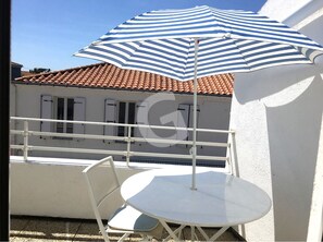 Outdoor dining - Cozy studio downtown near the beach (La Tranche-sur-Mer)