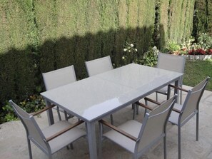 Outdoor dining - Luxury Townhouse in Miami Platja (Miami Playa)