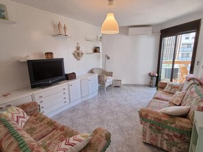 TV - Luxury Apartment in Salou - 2-Min Walk to Levante Beach, Sleeps 7 (Salou)