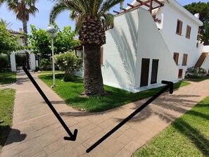 Property grounds - Comfortable Apartment with Pool, 200m from the Beach (La Pineda)