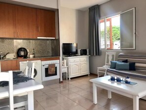 Fridge, microwave, oven, coffee/tea maker - Comfortable Apartment with Pool, 200m from the Beach (La Pineda)