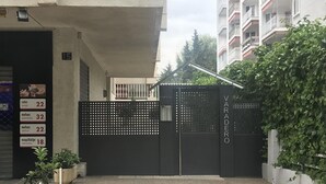 A gated entrance to a building with a sign reading "VARADERO". - Beautiful One-Bedroom Penthouse with Spectacular Terrace in Central Salou (Salou)