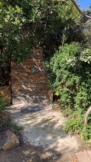 Property grounds - Serene 9 sleeper forest house, walk to beach. 10mins from airport and golf (Great Brak River)
