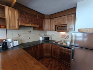 Wasserkocher mit Kaffee-/Teezubehör, Kühlschrank, Mikrowelle